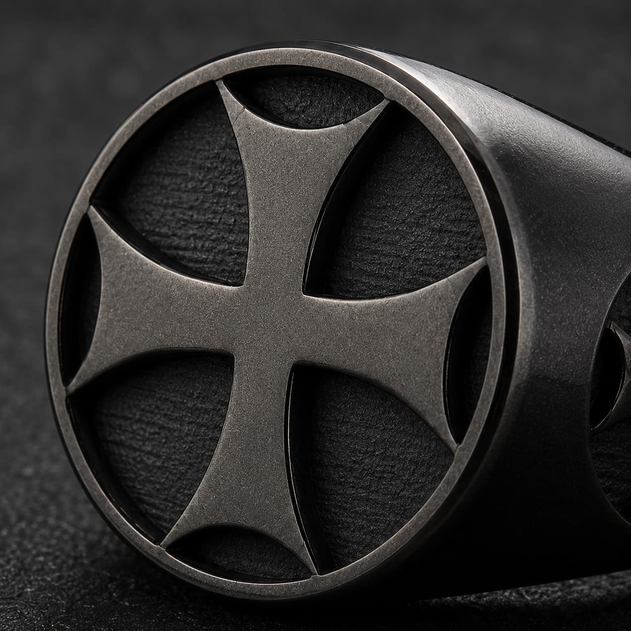 Détail de la Bague de l’Adoubement en acier inoxydable noir avec croix templière gravée