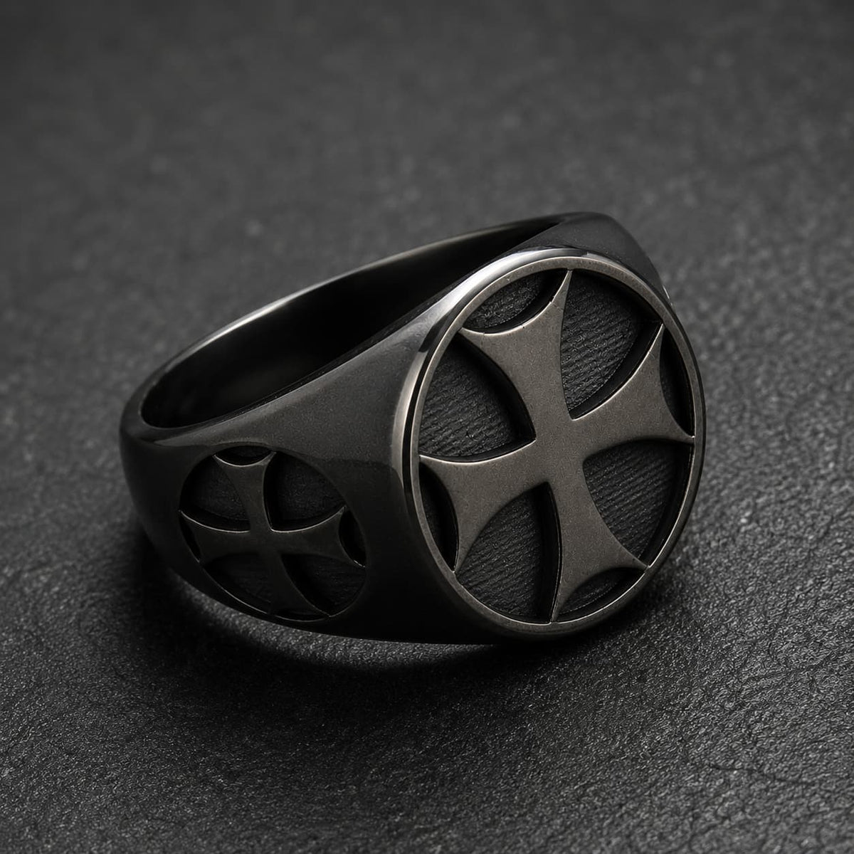Bague de l’Adoubement en acier inoxydable noir vue de côté avec croix templière