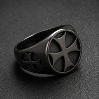 Bague de l’Adoubement en acier inoxydable noir vue de côté avec croix templière