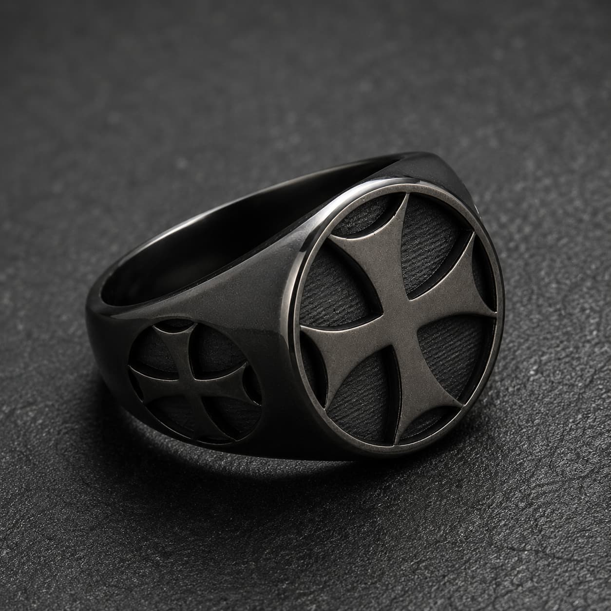 Bague de l’Adoubement en acier inoxydable noir vue de côté avec croix templière