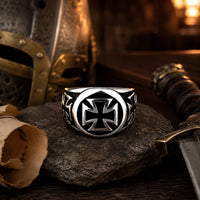 Bague de l’Annonciation en acier inoxydable avec croix templière noire et argent dans un décor templier