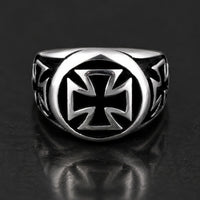 Bague de l’Annonciation en acier inoxydable avec croix templière noire et argent vue de face