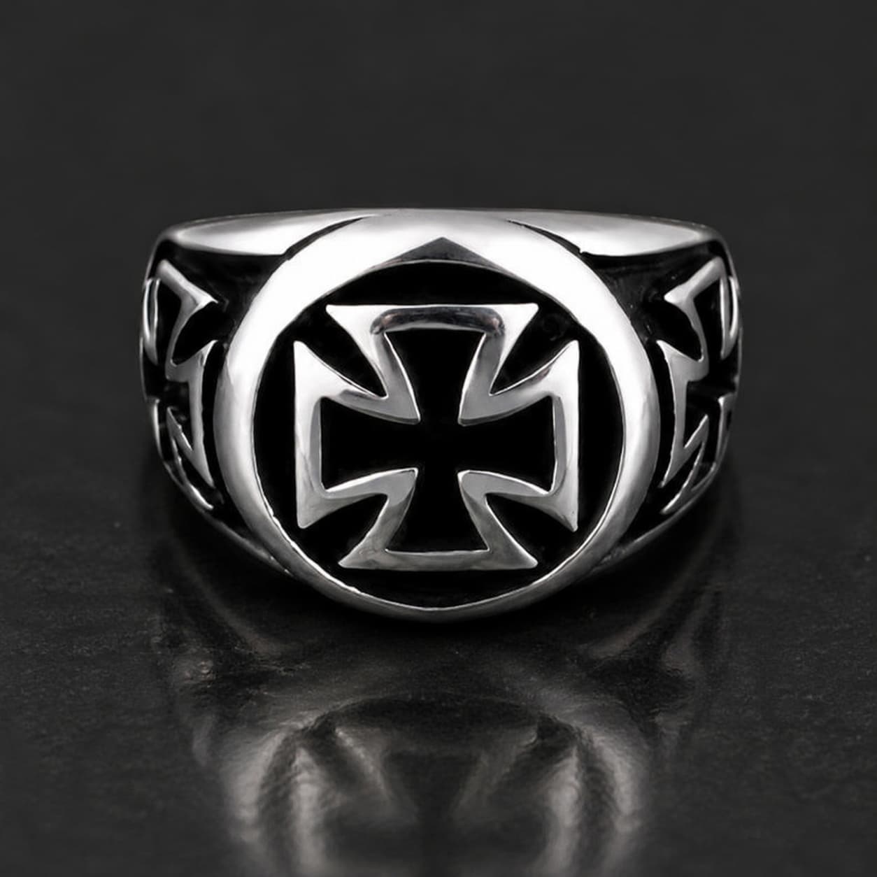 Bague de l’Annonciation en acier inoxydable avec croix templière noire et argent vue de face