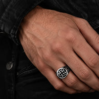 Bague de l’Annonciation en acier inoxydable avec croix templière noire et argent portée à la main