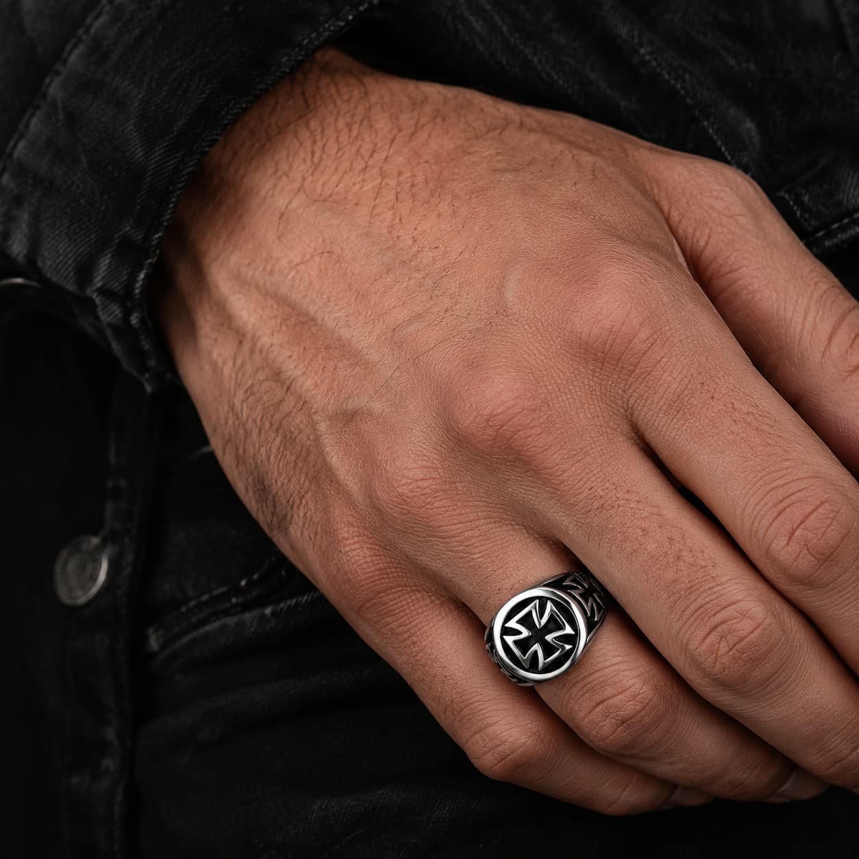 Bague de l’Annonciation en acier inoxydable avec croix templière noire et argent portée à la main