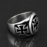 Bague de l’Annonciation en acier inoxydable avec croix templière noire et argent vue de profil