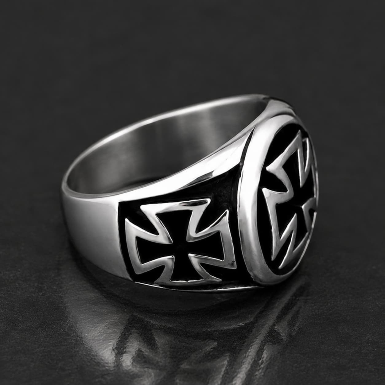 Bague de l’Annonciation en acier inoxydable avec croix templière noire et argent vue de profil