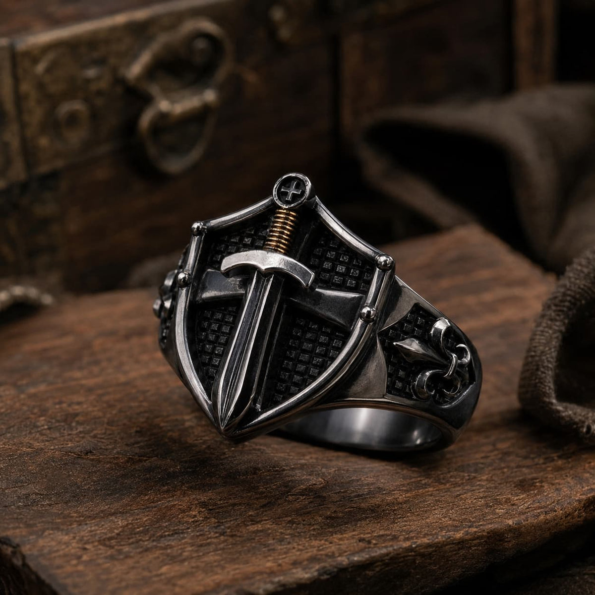 Bague de l’Épée Sacrée du Templier en acier inoxydable noir avec bouclier et épée sur bois médiéval