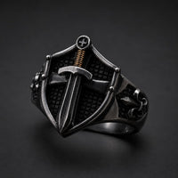 Bague de l’Épée Sacrée du Templier en acier inoxydable noir et argent sur fond anthracite