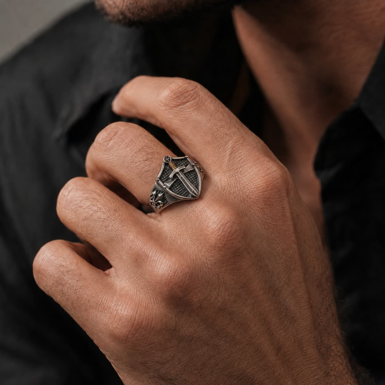 Bague de l’Épée Sacrée du Templier en acier inoxydable portée à la main par un homme