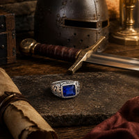 Bague de l’Éternité Sacrée en Argent 925 Sterling dans un décor médiéval avec épée et casque
