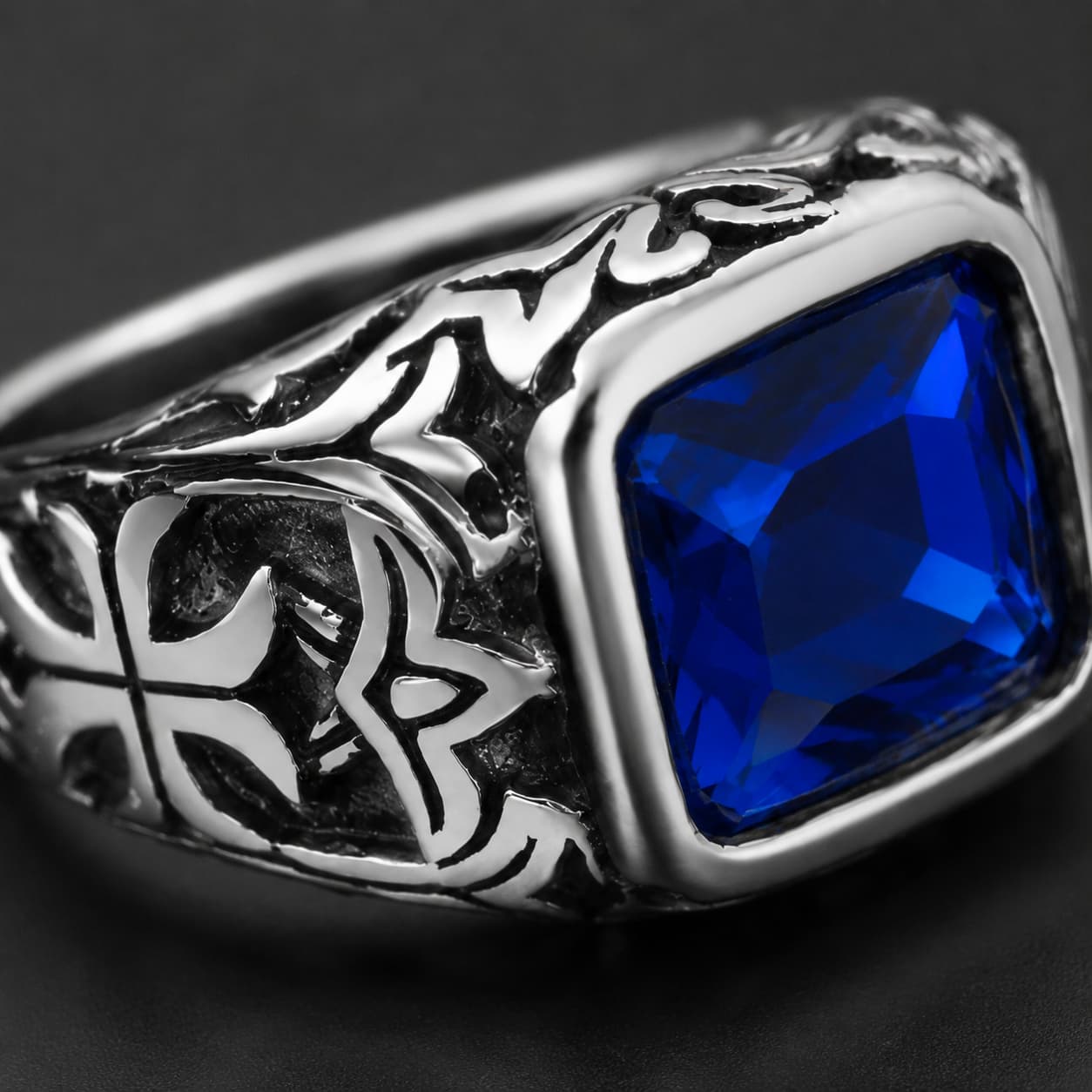 Gros plan de la Bague de l’Éternité Sacrée en Argent 925 Sterling avec pierre bleue et détails gravés