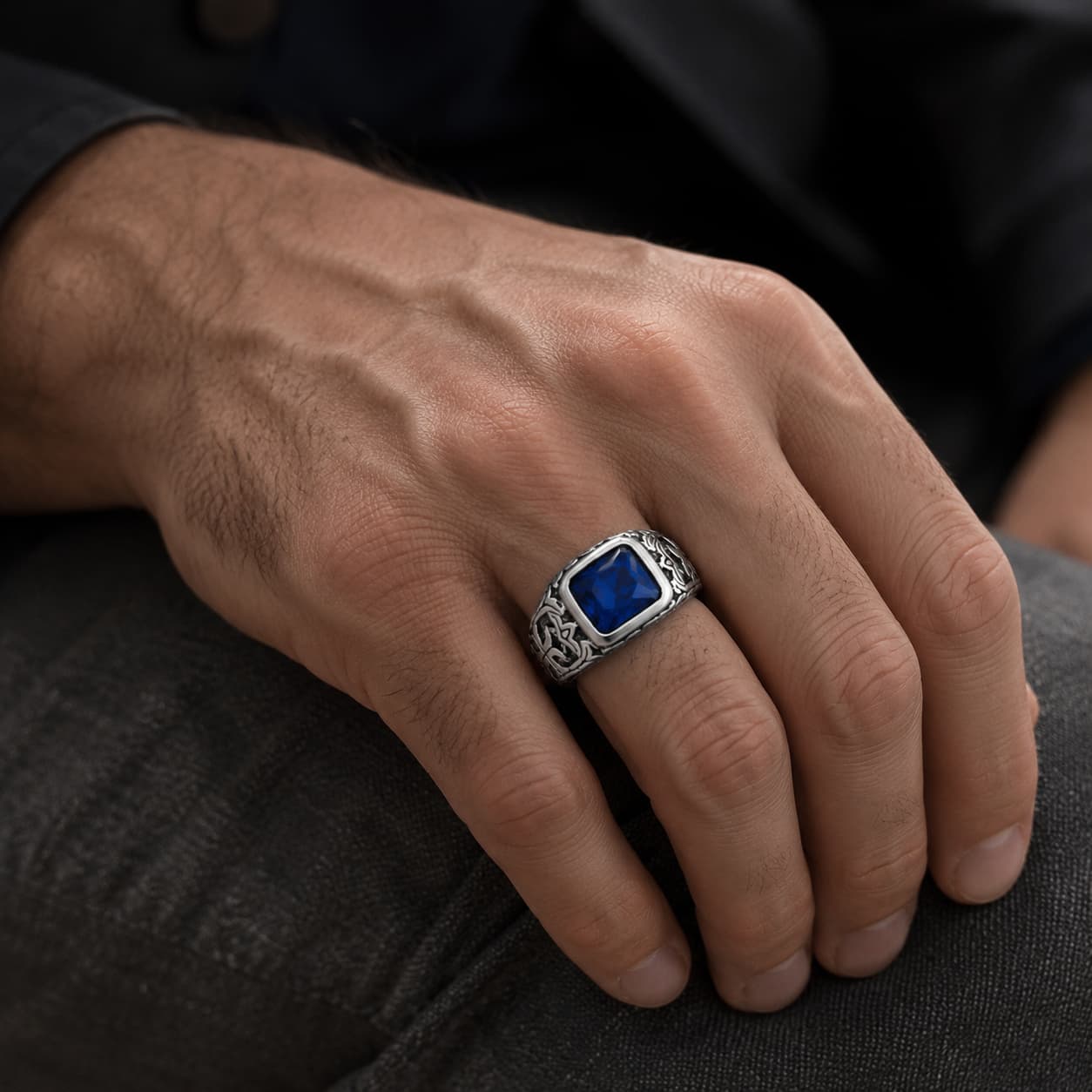 Bague de l’Éternité Sacrée en Argent 925 Sterling portée à la main avec pierre bleue carrée