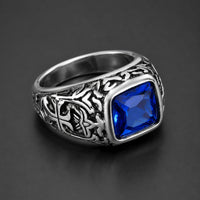Bague de l’Éternité Sacrée en Argent 925 Sterling vue de biais avec pierre bleue facettée