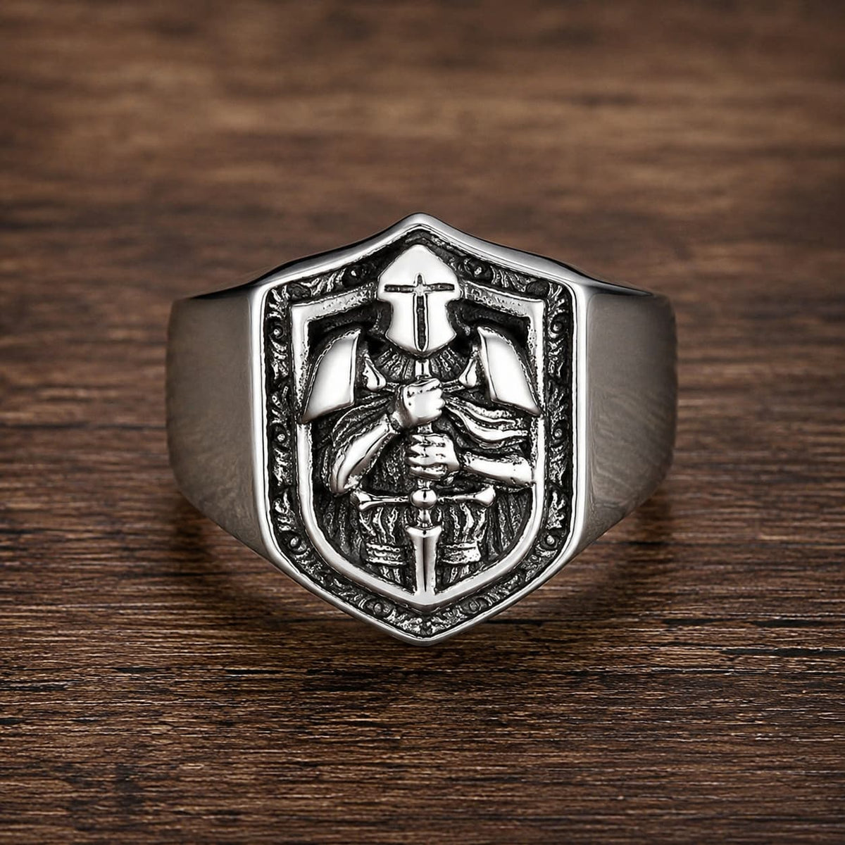 Bague de l'Honneur du Chevalier en acier inoxydable avec bouclier templier vue de face sur bois