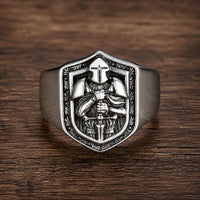 Bague de l'Honneur du Chevalier en acier inoxydable avec bouclier templier vue de face sur bois