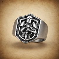 Bague de l'Honneur du Chevalier en acier inoxydable avec bouclier templier sur fond parchemin
