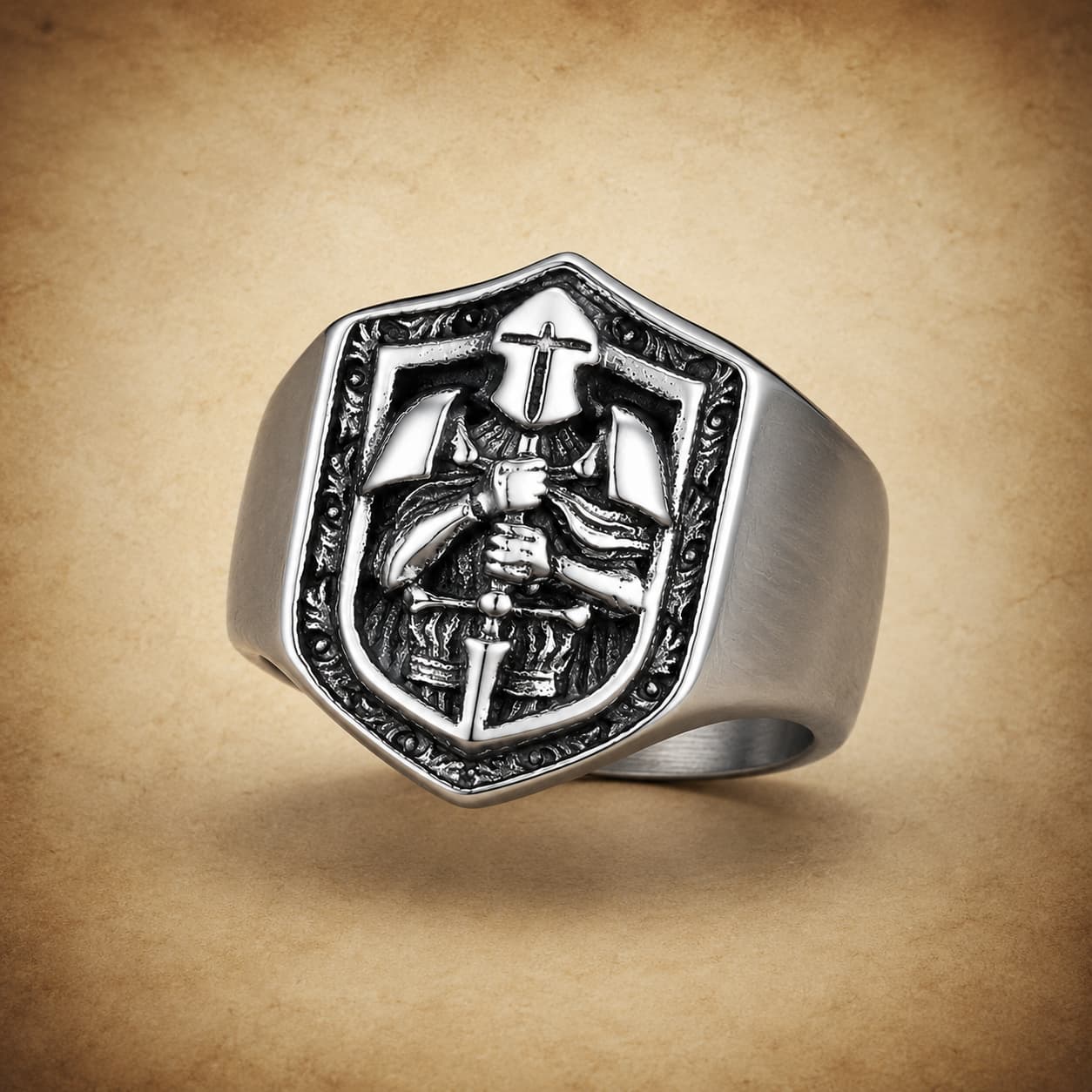 Bague de l'Honneur du Chevalier en acier inoxydable avec bouclier templier sur fond parchemin