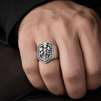 Bague de l'Honneur du Chevalier en acier inoxydable avec bouclier templier portée à la main