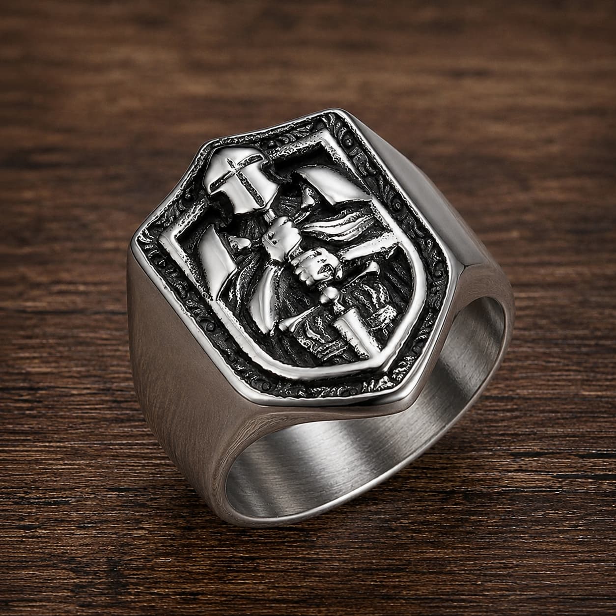 Bague de l'Honneur du Chevalier en acier inoxydable avec bouclier templier vue de profil sur bois
