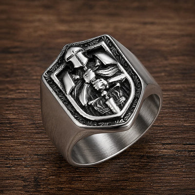 Bague de l'Honneur du Chevalier en acier inoxydable avec bouclier templier vue de profil sur bois