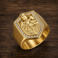 Bague de l'Honneur du Chevalier en acier inoxydable doré avec bouclier templier et strass sur bois