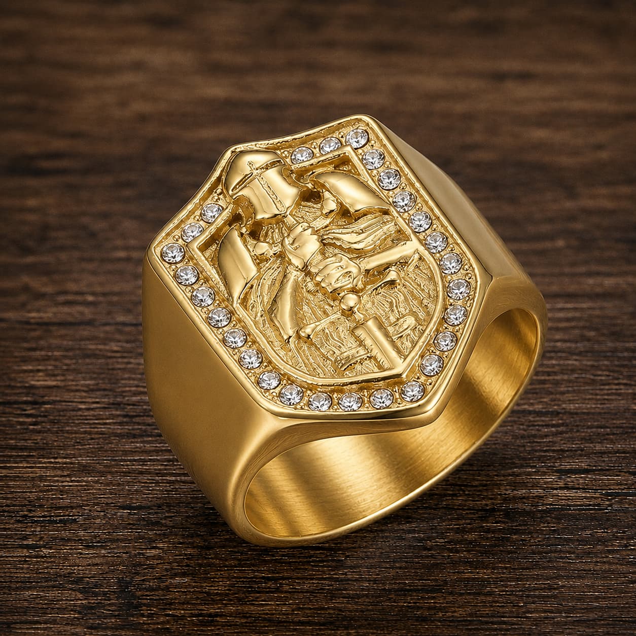Bague de l'Honneur du Chevalier en acier inoxydable doré avec bouclier templier et strass sur bois