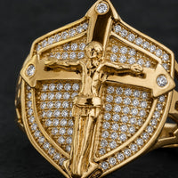 Détail de la Bague de l’Office Divin en acier inoxydable doré avec crucifix et pierres brillantes