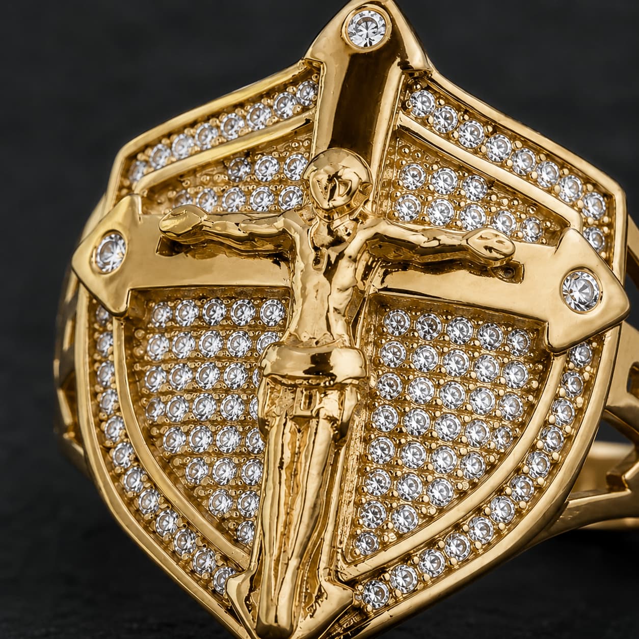 Détail de la Bague de l’Office Divin en acier inoxydable doré avec crucifix et pierres brillantes