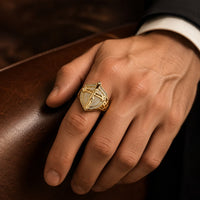 Bague de l’Office Divin en acier inoxydable doré portée à la main avec crucifix et strass