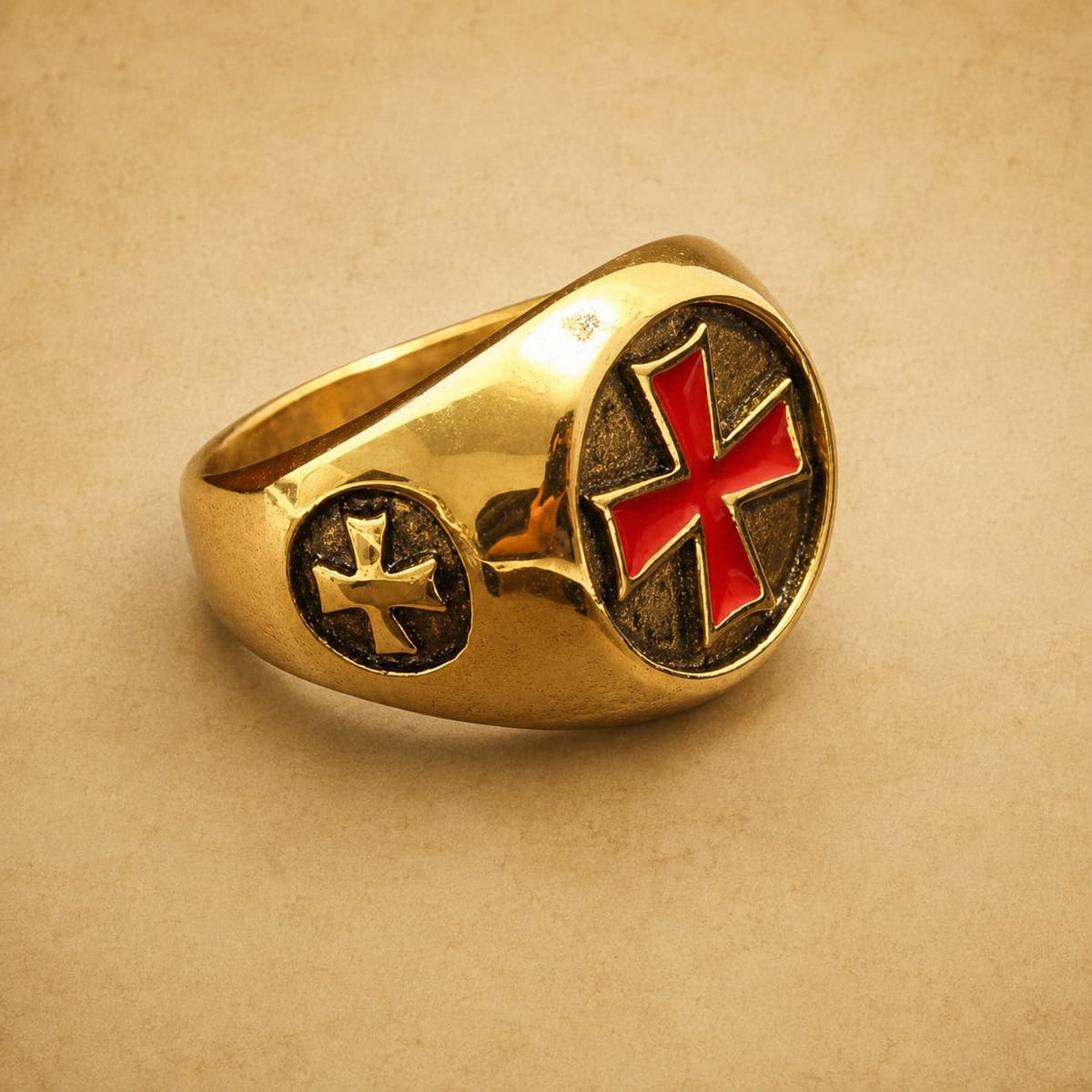 Bague de l’Ordre en acier inoxydable doré avec croix rouge sur fond parchemin