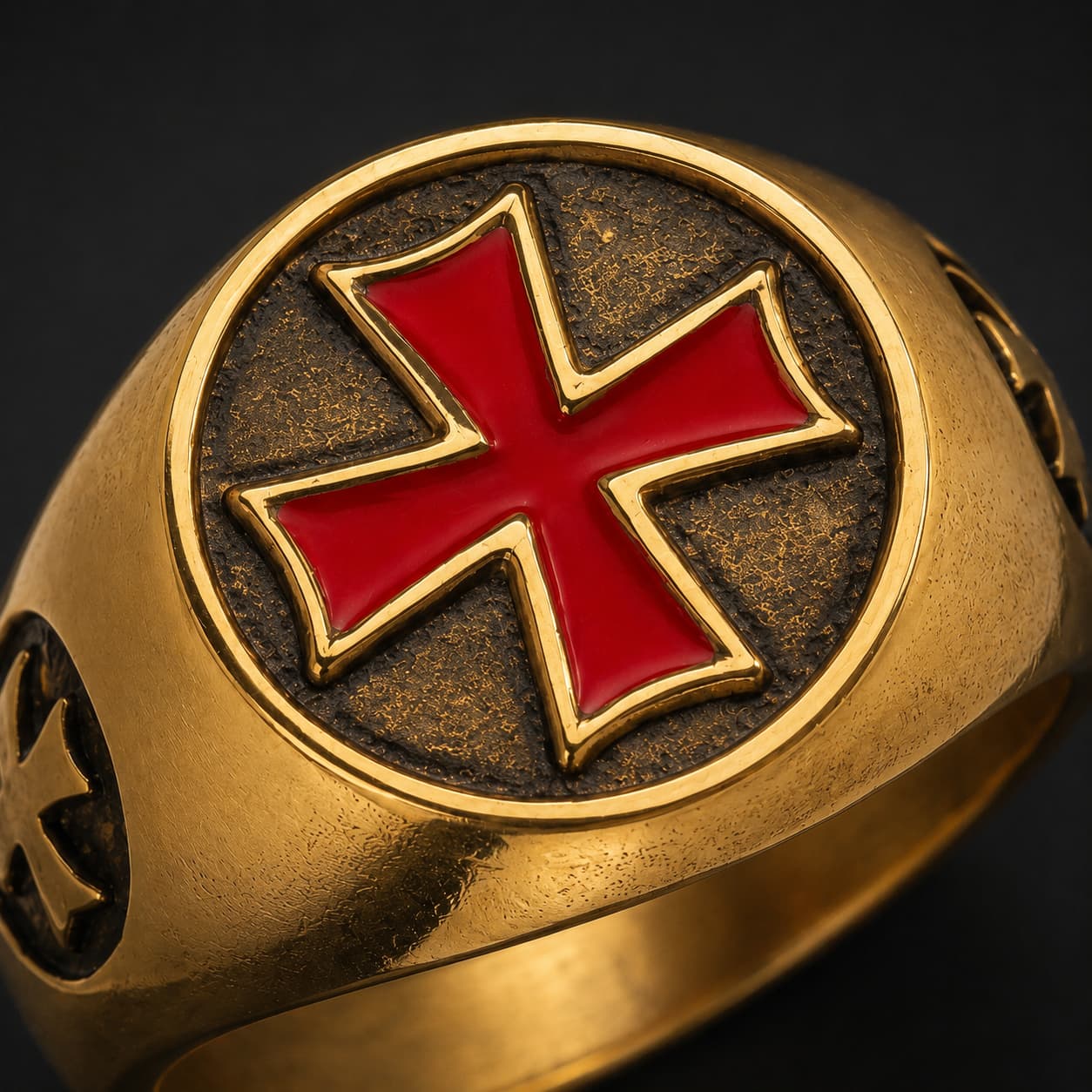 Bague de l’Ordre en acier inoxydable avec gros plan sur la croix rouge