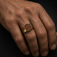 Bague de l’Ordre en acier inoxydable portée à la main par un homme