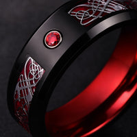 Bague de la Force en tungstène noir et rouge avec gros plan sur la pierre rouge