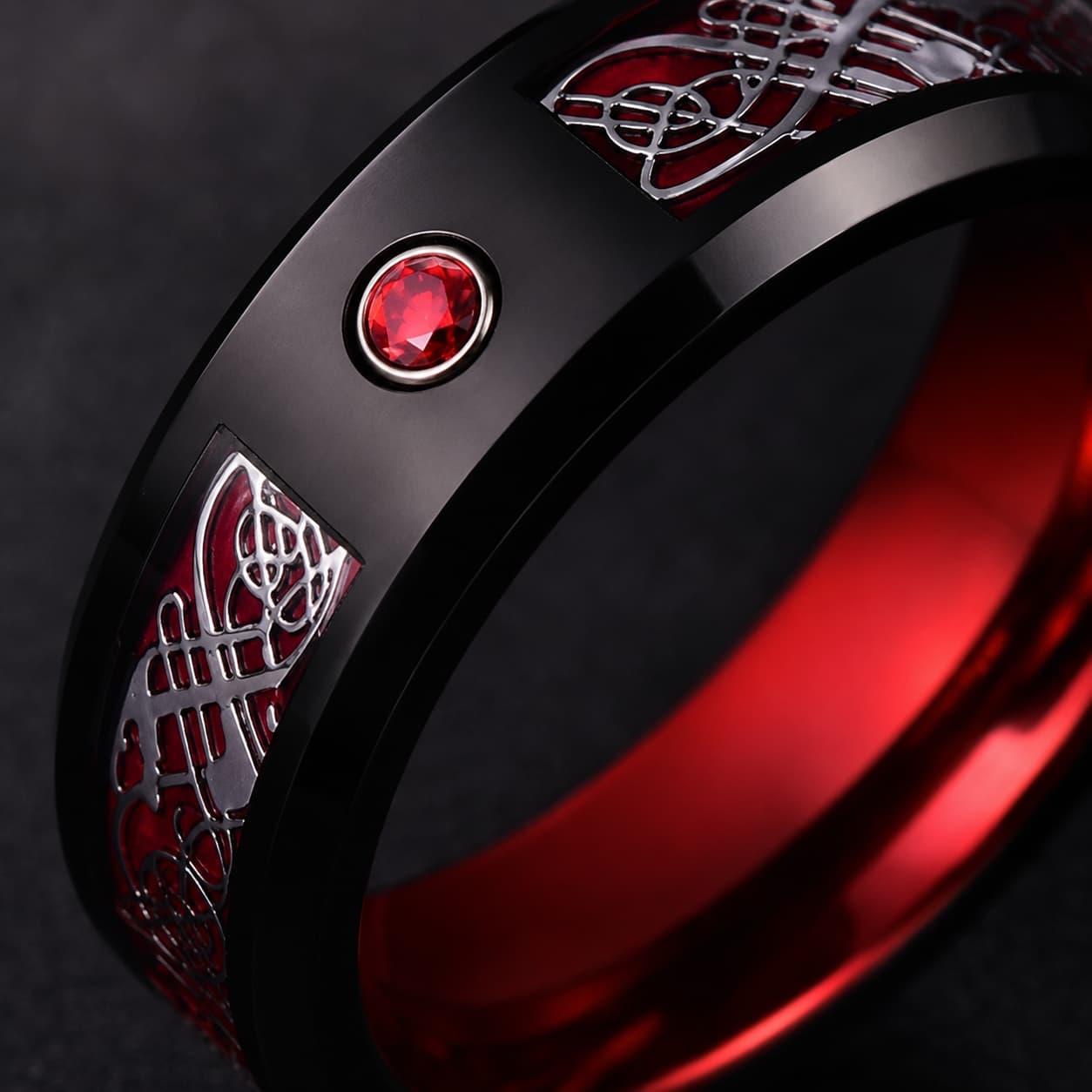 Bague de la Force en tungstène noir et rouge avec gros plan sur la pierre rouge