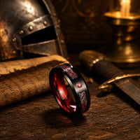 Bague de la Force en tungstène noir et rouge présentée dans un décor médiéval