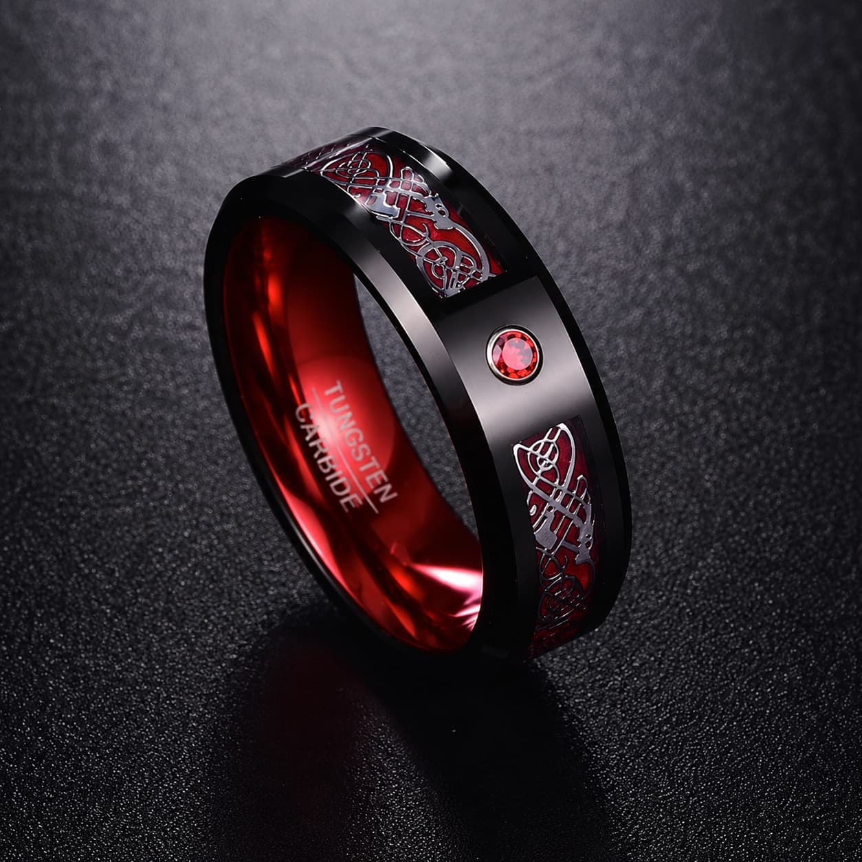Bague de la Force en tungstène noir et rouge avec pierre rouge sur fond anthracite