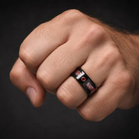 Bague de la Force en tungstène noir et rouge portée à la main par un homme