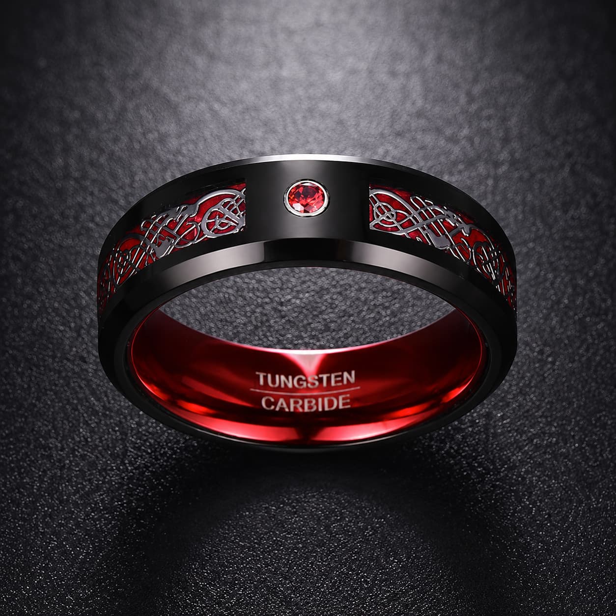 Bague de la Force en tungstène noir et rouge vue de face sur fond anthracite