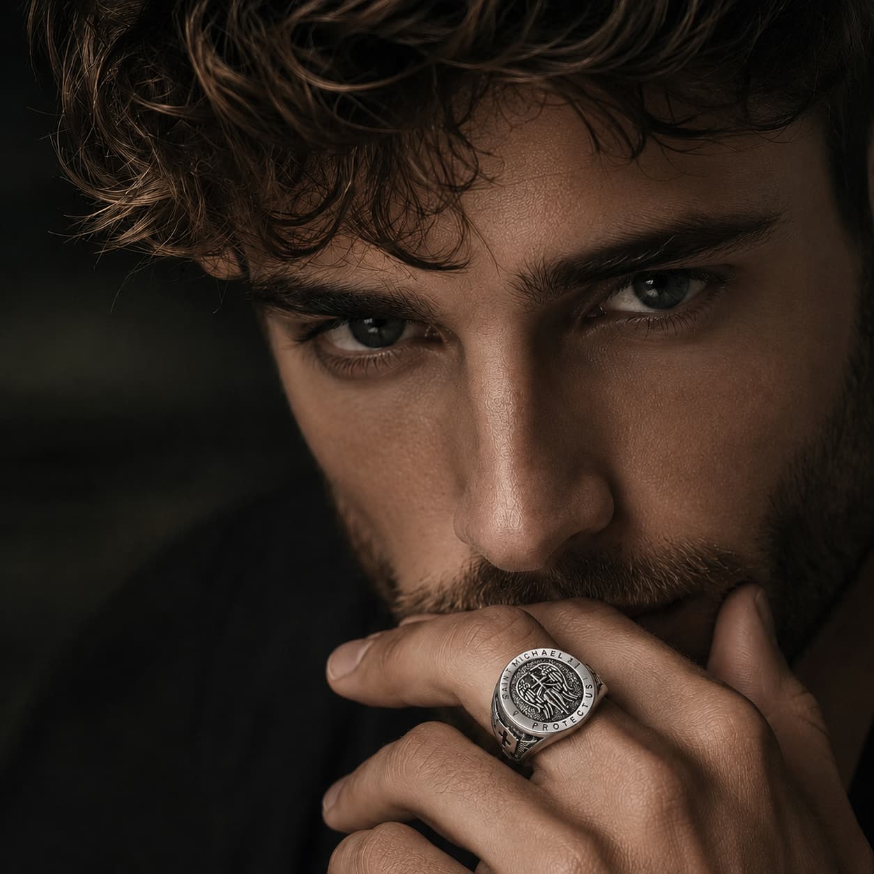 Bague de la Prière de l’Archange en argent 925 sterling portée par un homme avec sceau Saint Michael Protect Us