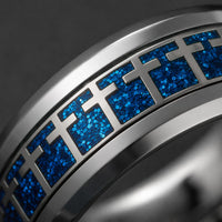 Gros plan de la Bague de l'Espoir en acier inoxydable avec détails bleus brillants et croix