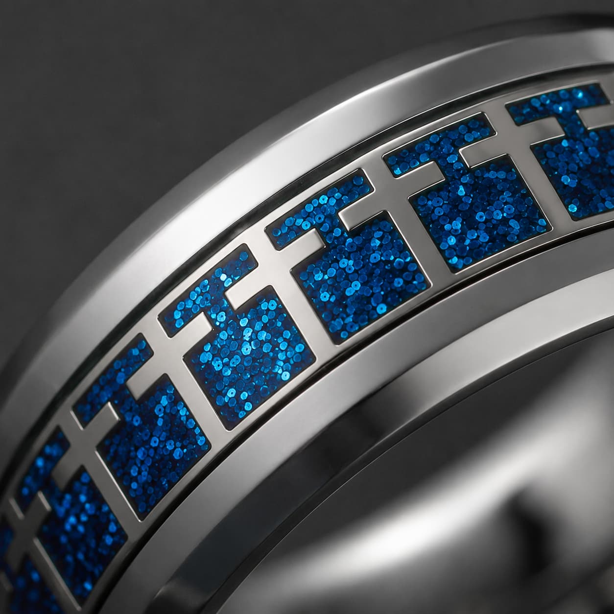 Gros plan de la Bague de l'Espoir en acier inoxydable avec détails bleus brillants et croix