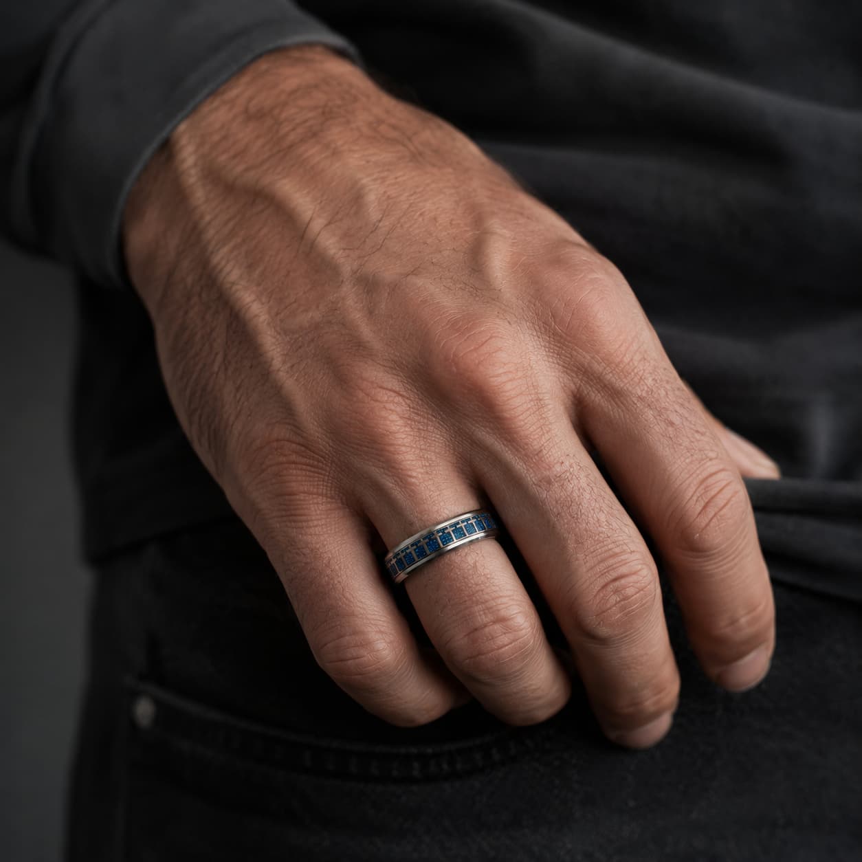 Bague de l'Espoir en acier inoxydable portée à la main avec motif bleu et croix sacrées