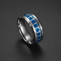 Bague de l'Espoir en acier inoxydable vue de biais avec bande bleue et croix répétées