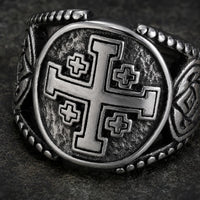 Détail de la Bague de Saint Jean de Jérusalem en acier inoxydable avec croix