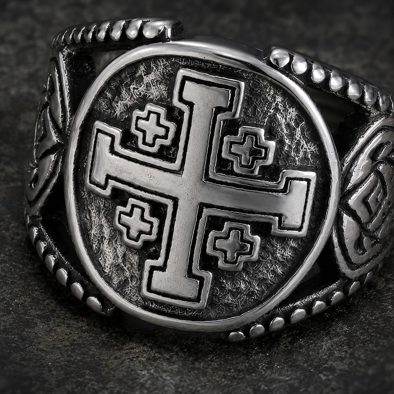 Détail de la Bague de Saint Jean de Jérusalem en acier inoxydable avec croix
