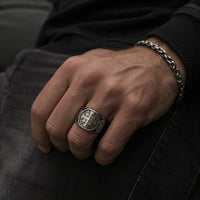 Bague de Saint Jean de Jérusalem en acier inoxydable portée à la main