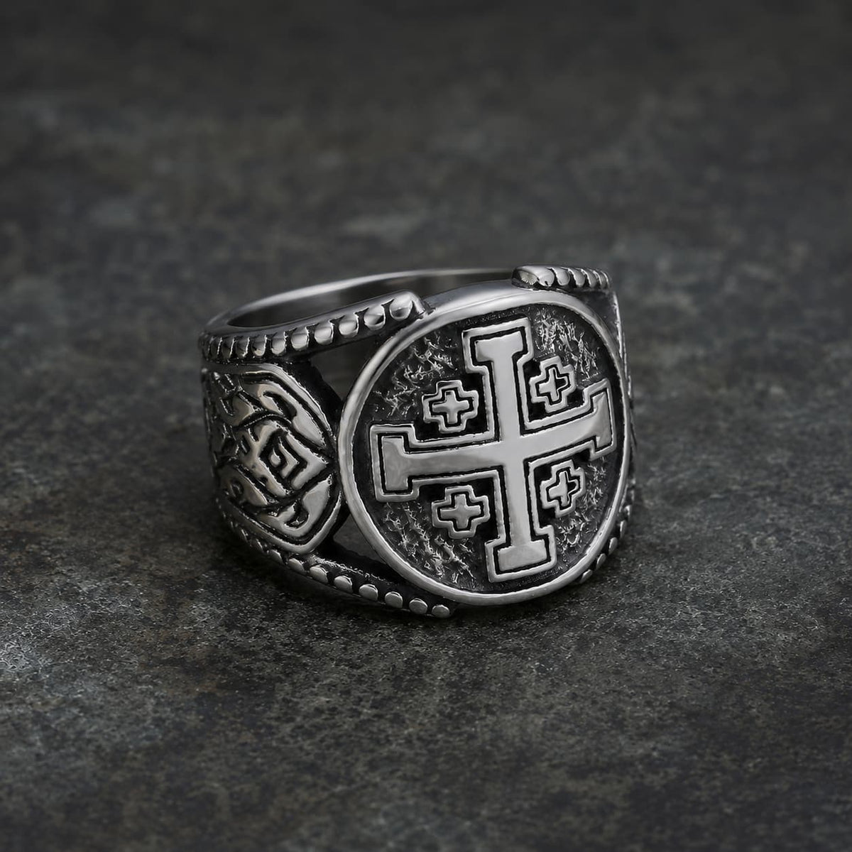 Bague de Saint Jean de Jérusalem en acier inoxydable vue en angle