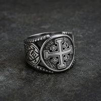 Bague de Saint Jean de Jérusalem en acier inoxydable vue en angle
