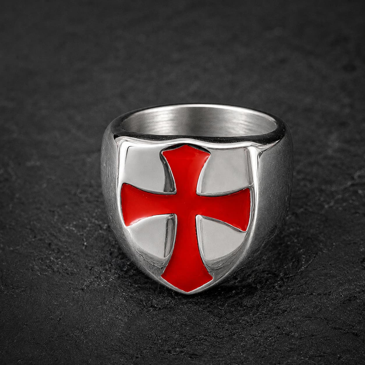 Bague des Croisades en acier inoxydable argenté avec croix rouge vue de face